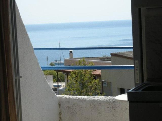 Efrosyni Apartments Agia Marina  Eksteriør billede